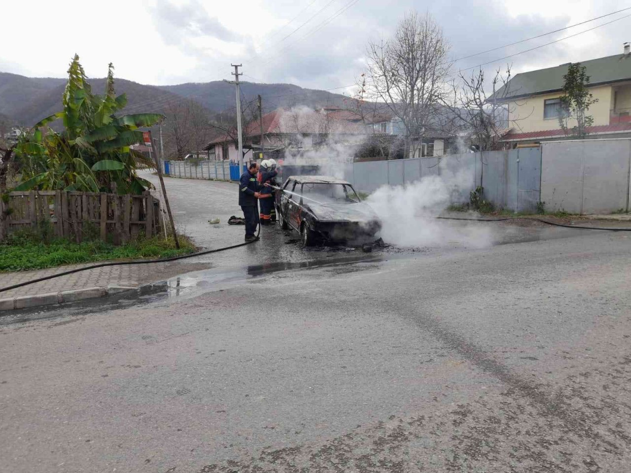 Tüp patladı, otomobil alev topuna döndü