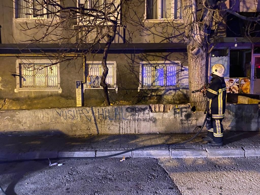 Balkonda çıkan yangın itfaiye ekipleri tarafından söndürüldü