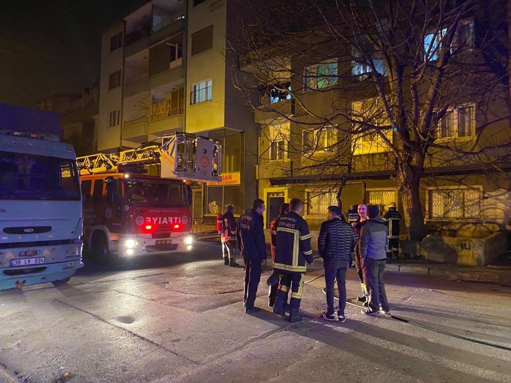 Balkonda çıkan yangın itfaiye ekipleri tarafından söndürüldü