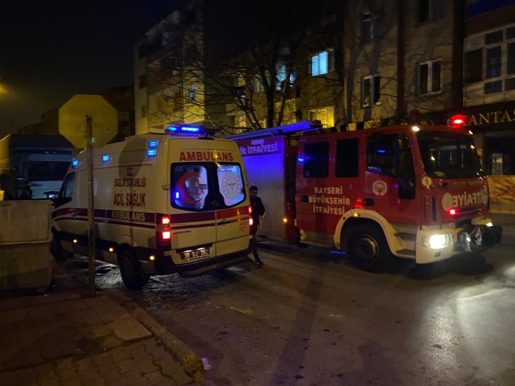 Balkonda çıkan yangın itfaiye ekipleri tarafından söndürüldü