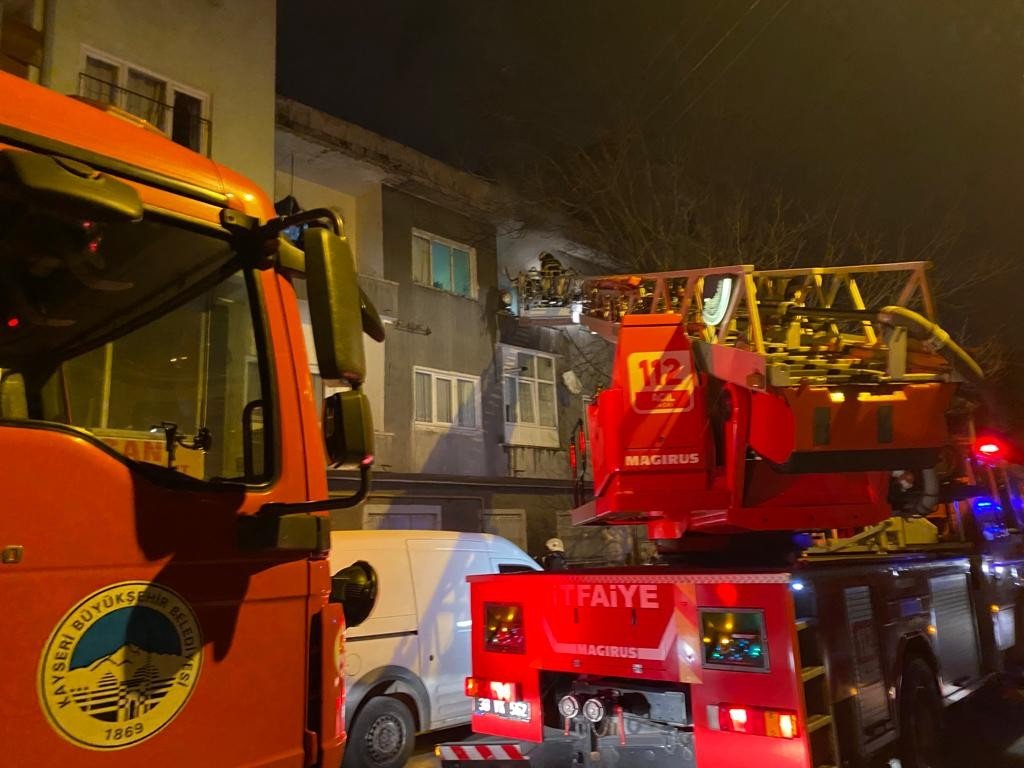 Balkonda çıkan yangın itfaiye ekipleri tarafından söndürüldü