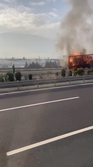 Otobanda hareketli saatler...Alev alev yandı