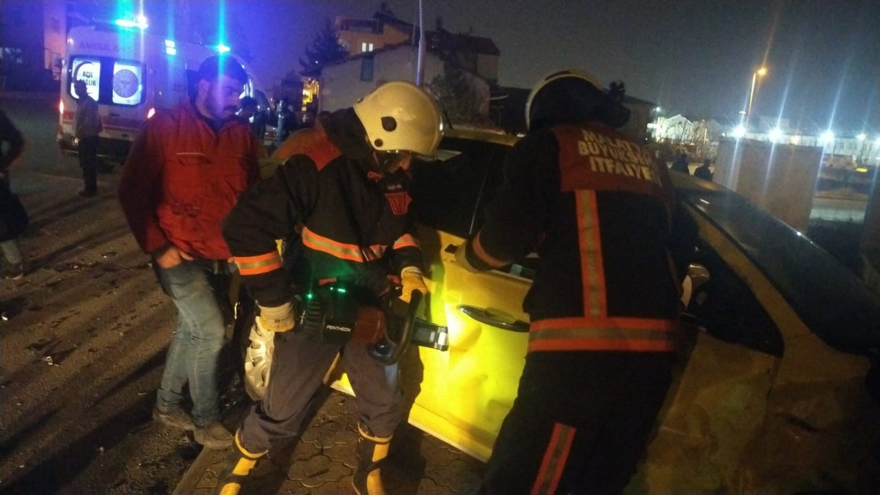 Malatya’da iki otomobil çarpıştı: 1’i ağır 3 yaralı