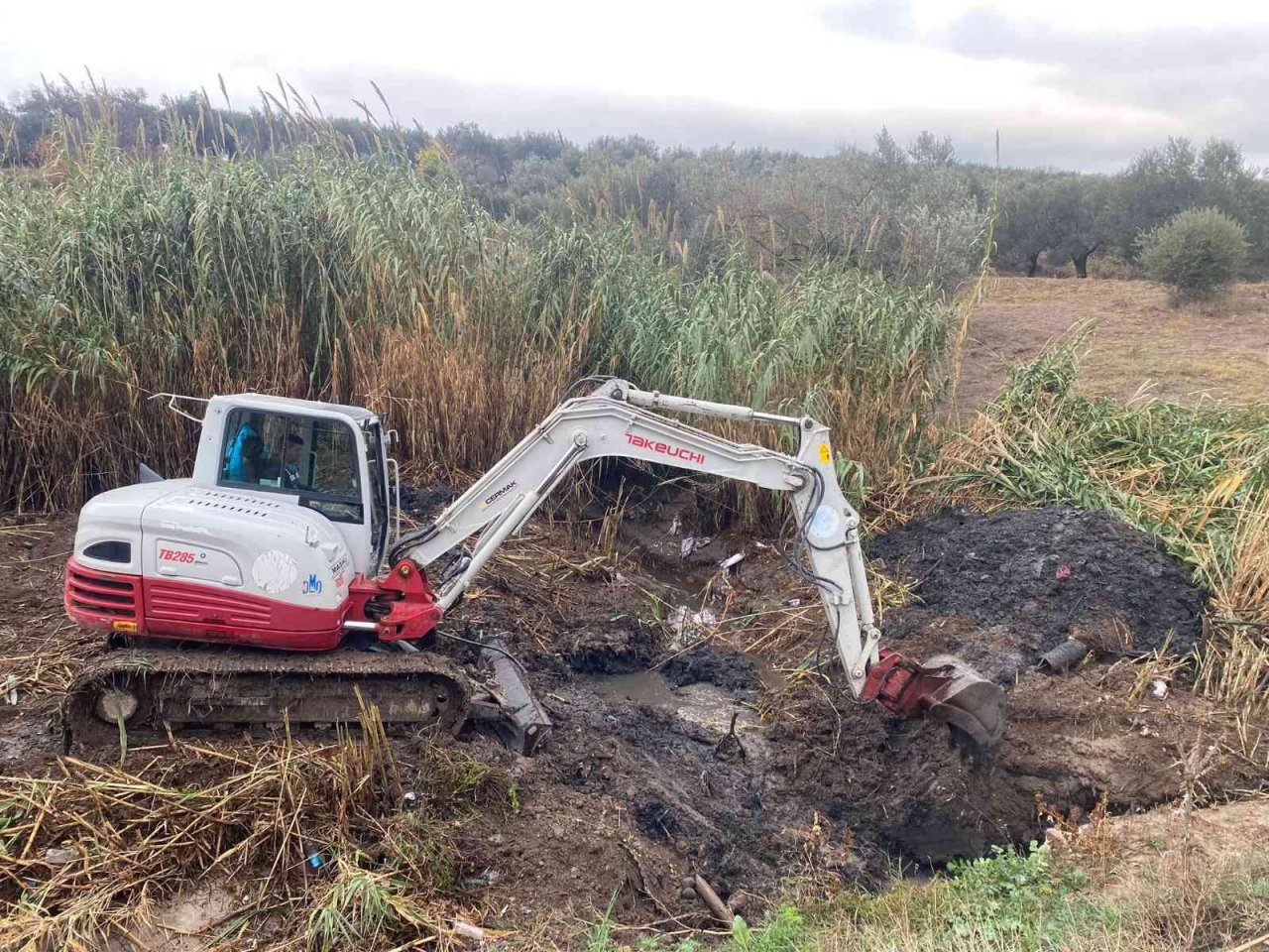 Gökçeahmet’de dere yatakları temizlendi