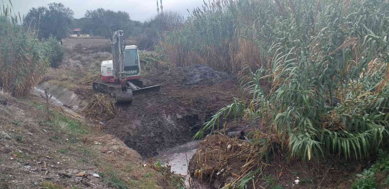 Gökçeahmet’de dere yatakları temizlendi