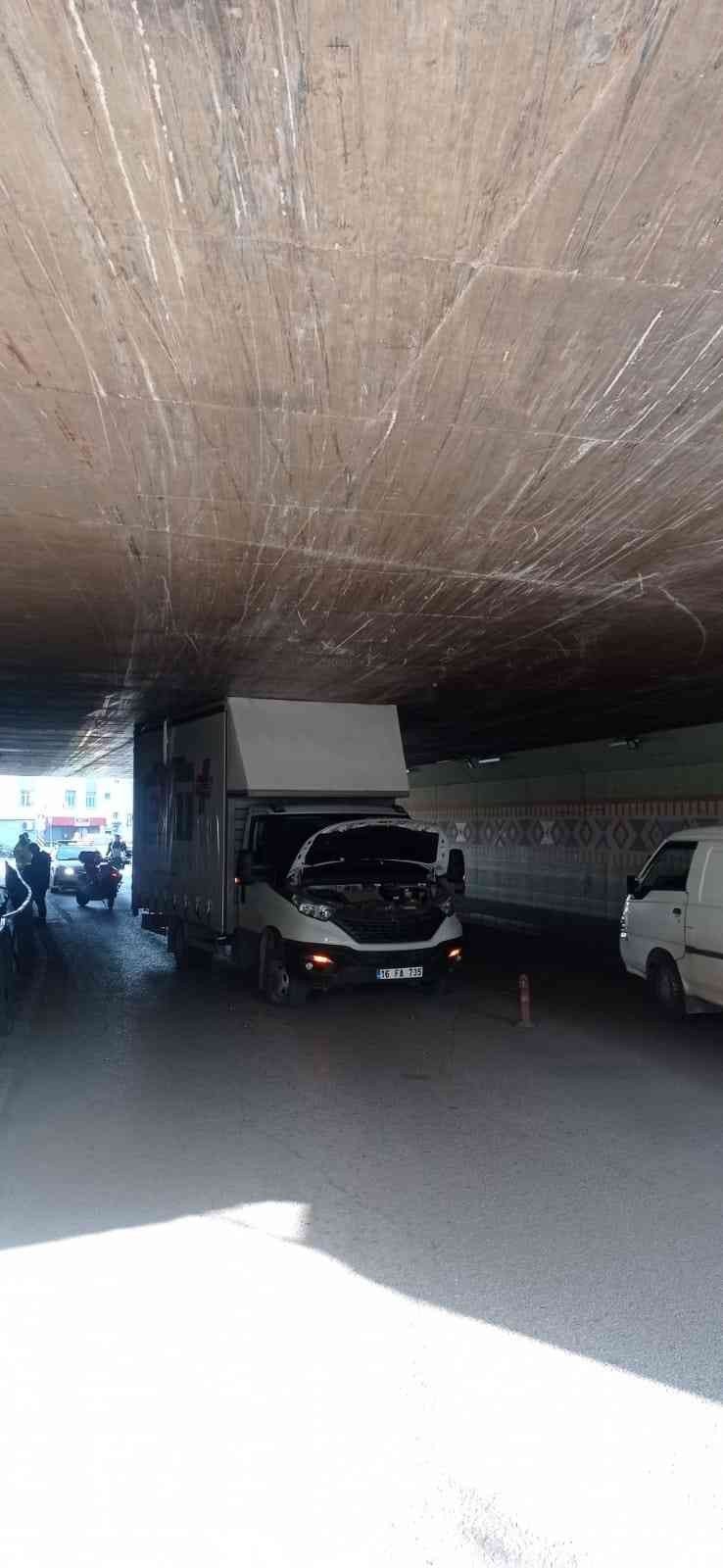 Mesafeyi hesaplamayan kamyonet sürücüsü, altgeçitte sıkıştı