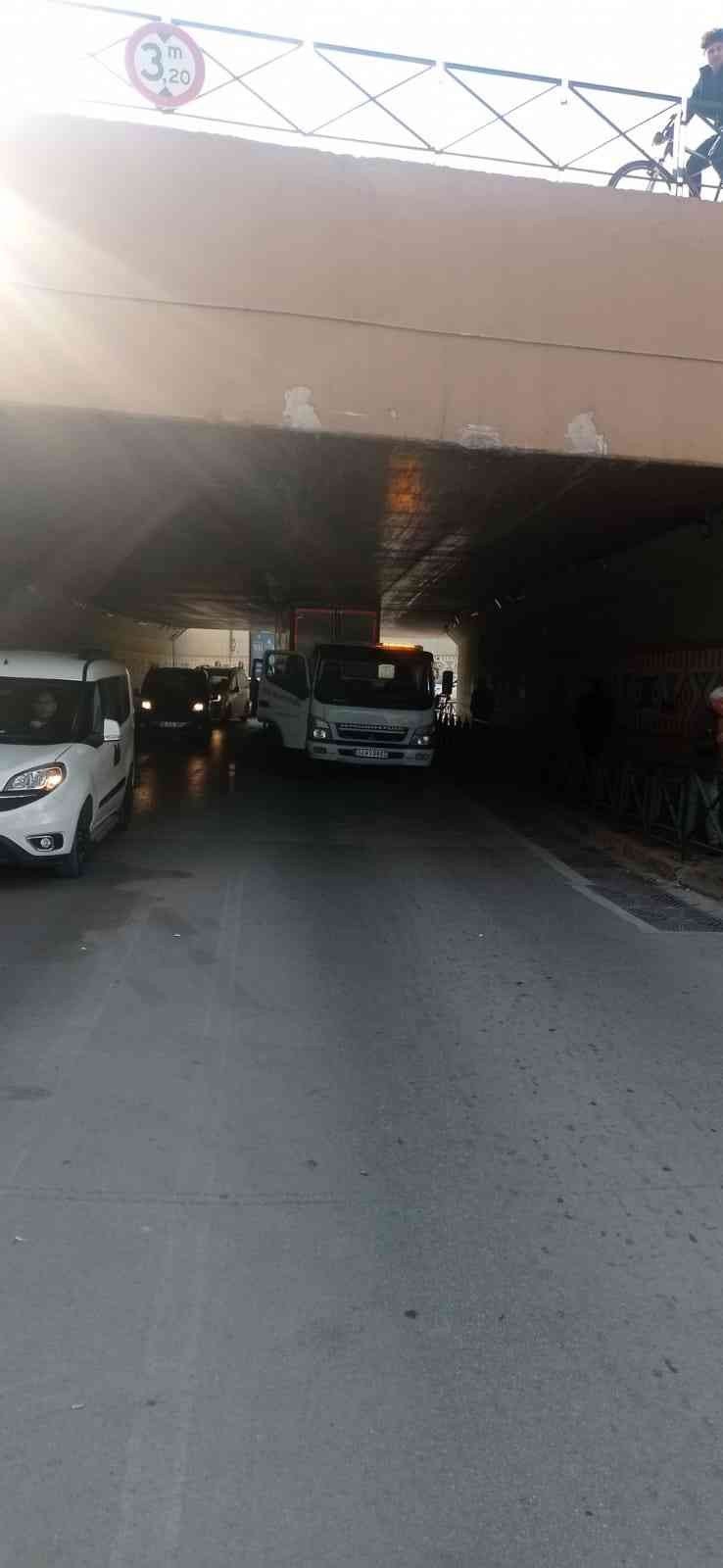 Mesafeyi hesaplamayan kamyonet sürücüsü, altgeçitte sıkıştı