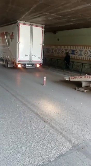 Mesafeyi hesaplamayan kamyonet sürücüsü, altgeçitte sıkıştı