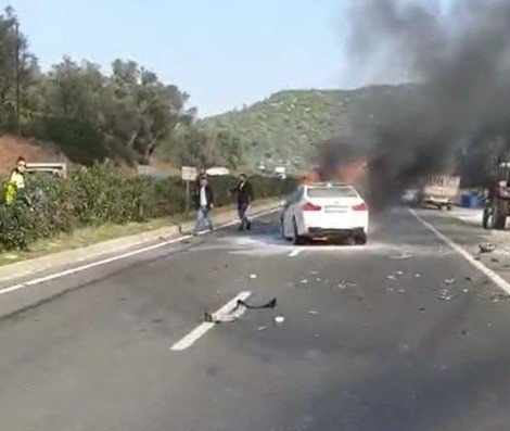 Bariyerlere çarpan otomobil alev aldı