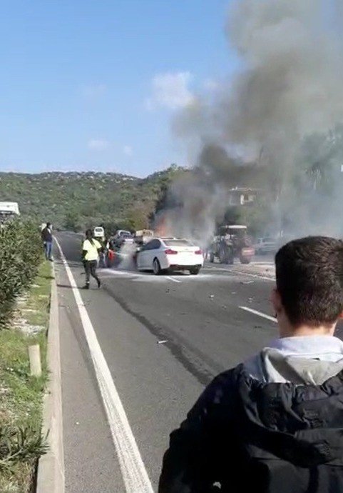 Bariyerlere çarpan otomobil alev aldı