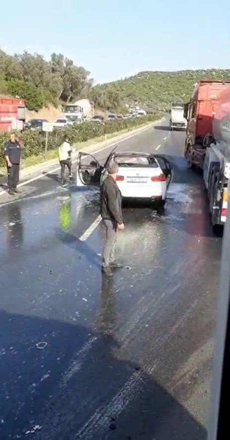 Bariyerlere çarpan otomobil alev aldı