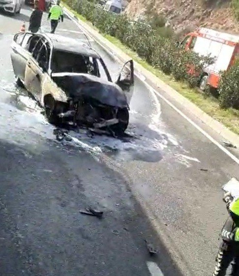 Bariyerlere çarpan otomobil alev aldı