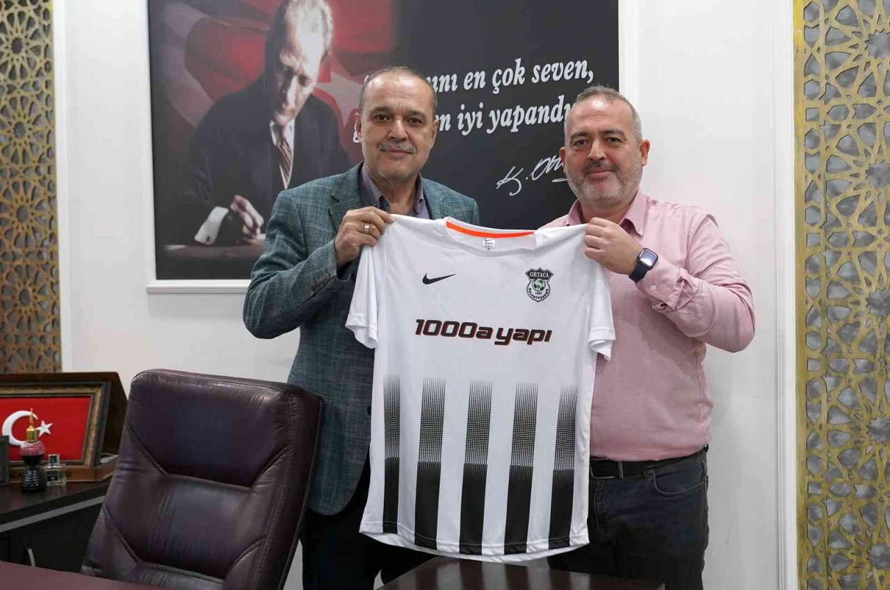 Başkan Uzundemir’e forma hediye ettiler