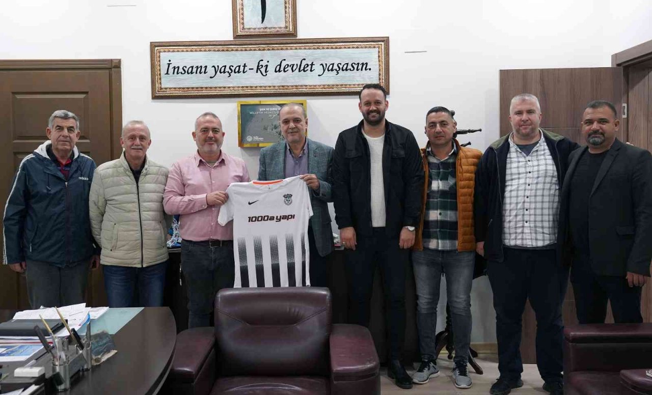 Başkan Uzundemir’e forma hediye ettiler