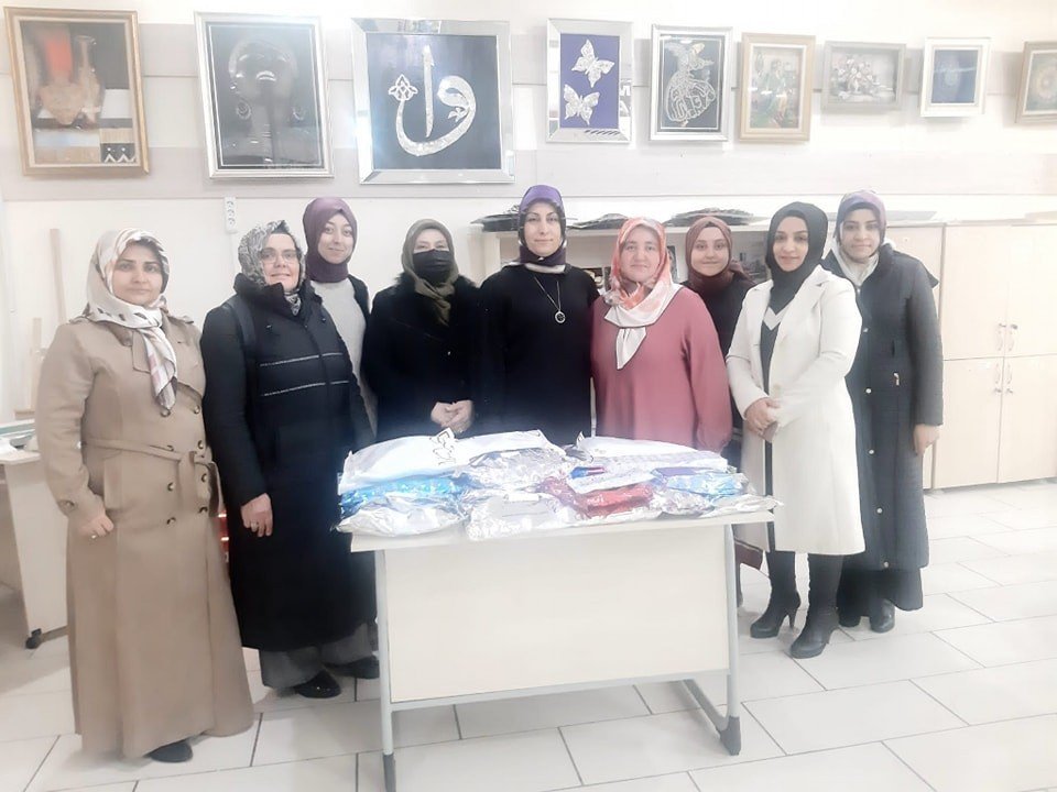 Hanım Evleri kursiyerleri çocuklara kıyafet yardımı yapıyor