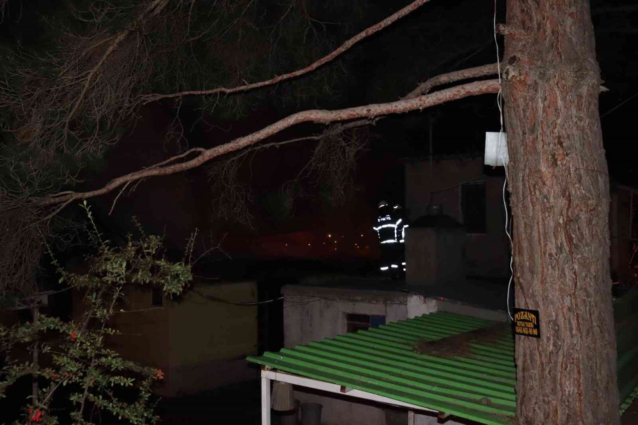 Adana’da işletmecinin müşterisini pompalı tüfek ile vurduğu restoran kundaklandı