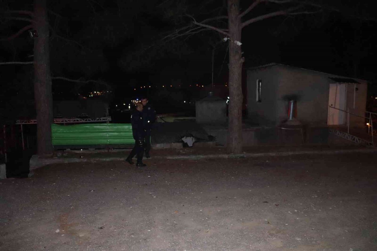 Adana’da işletmecinin müşterisini pompalı tüfek ile vurduğu restoran kundaklandı