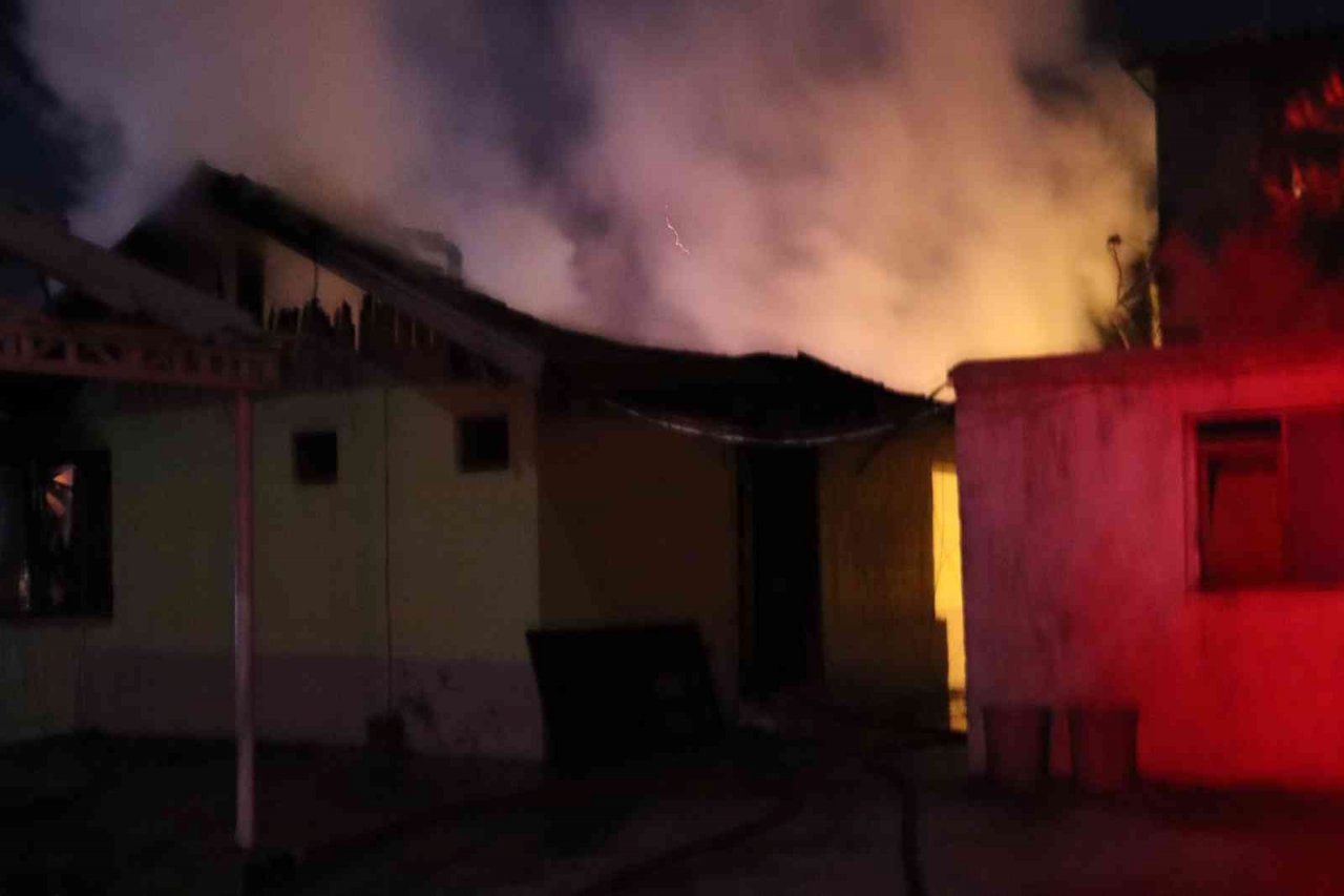 Adana’da işletmecinin müşterisini pompalı tüfek ile vurduğu restoran kundaklandı