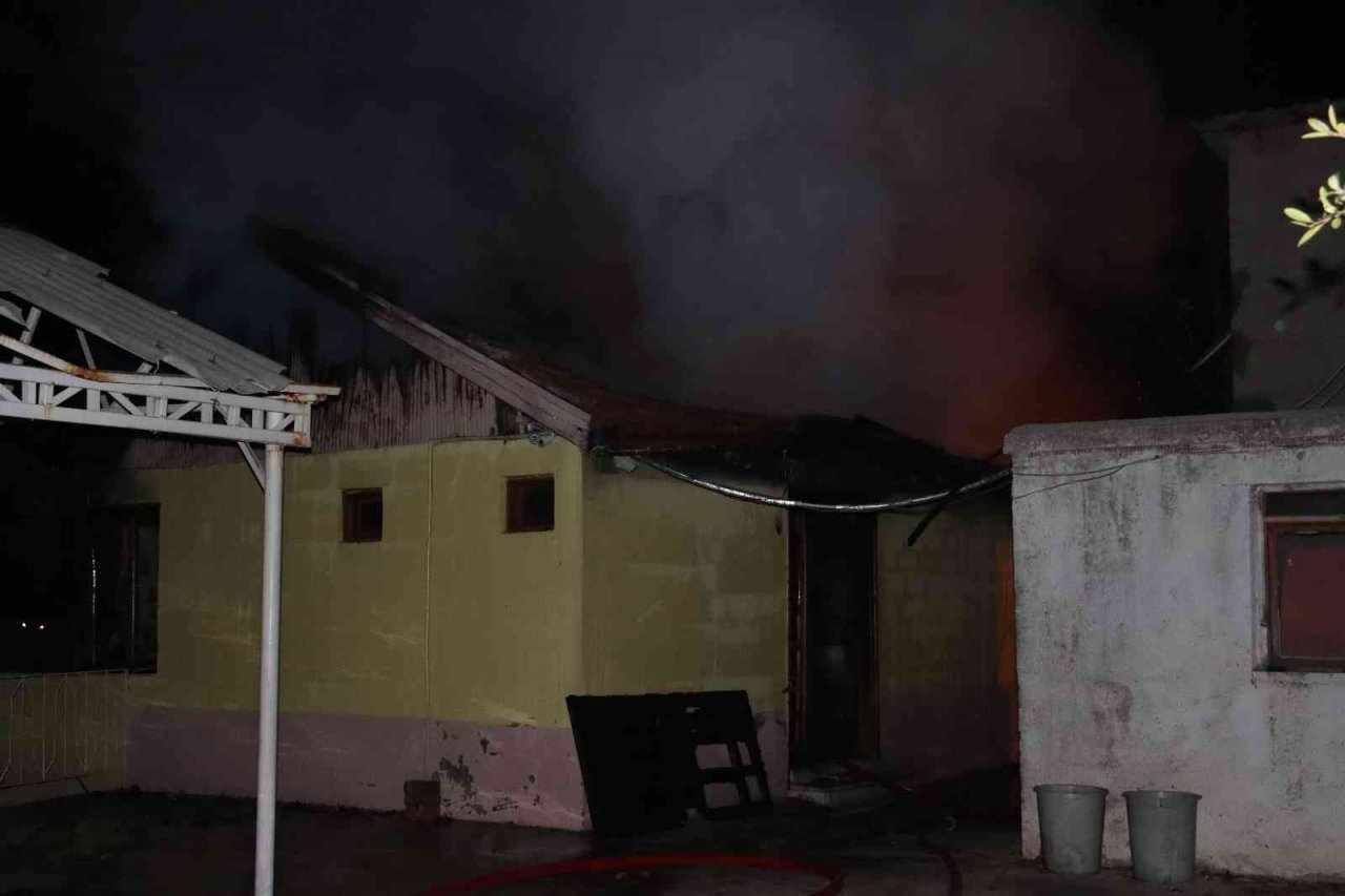 Adana’da işletmecinin müşterisini pompalı tüfek ile vurduğu restoran kundaklandı