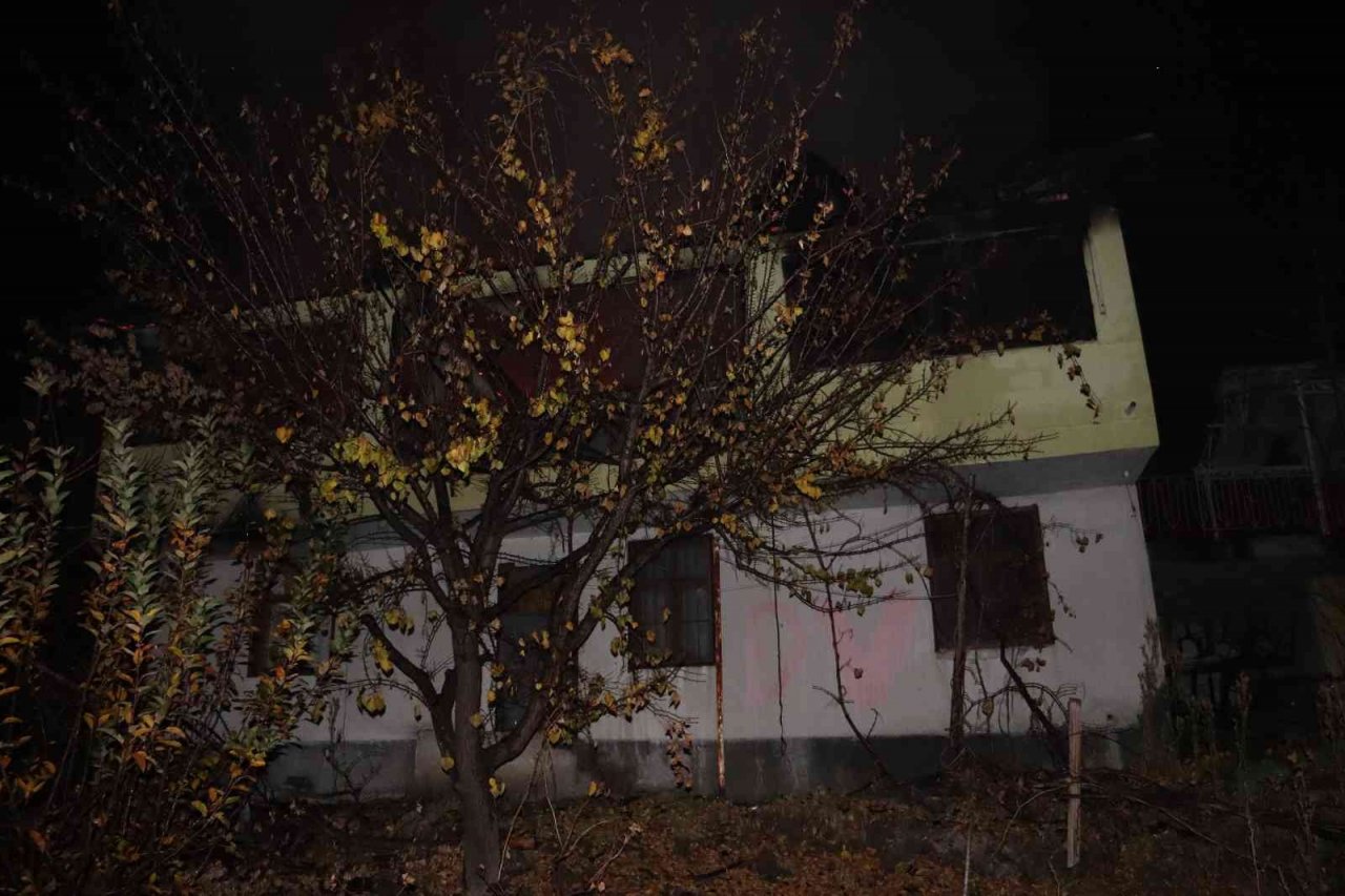 Adana’da işletmecinin müşterisini pompalı tüfek ile vurduğu restoran kundaklandı