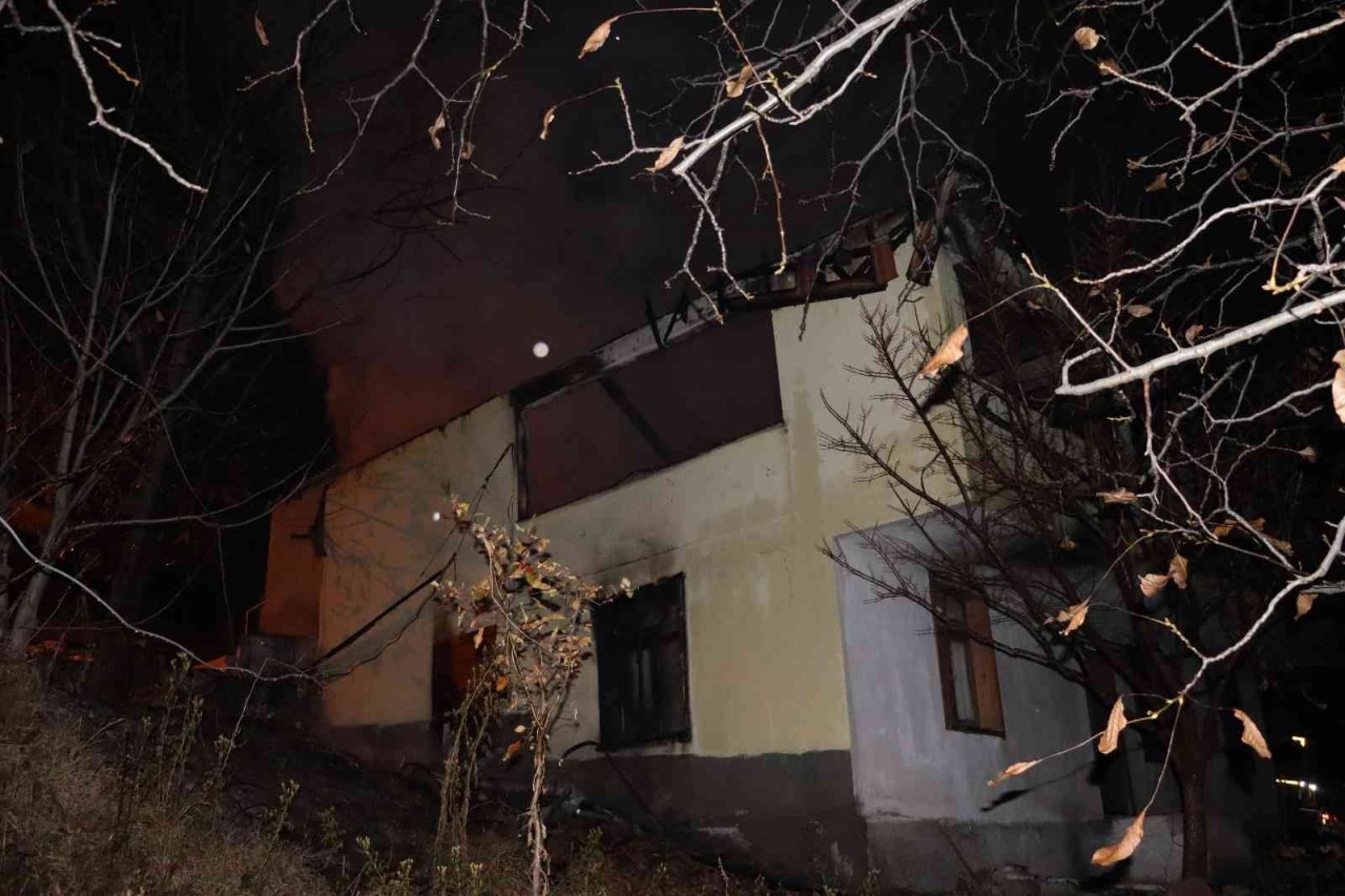 Adana’da işletmecinin müşterisini pompalı tüfek ile vurduğu restoran kundaklandı