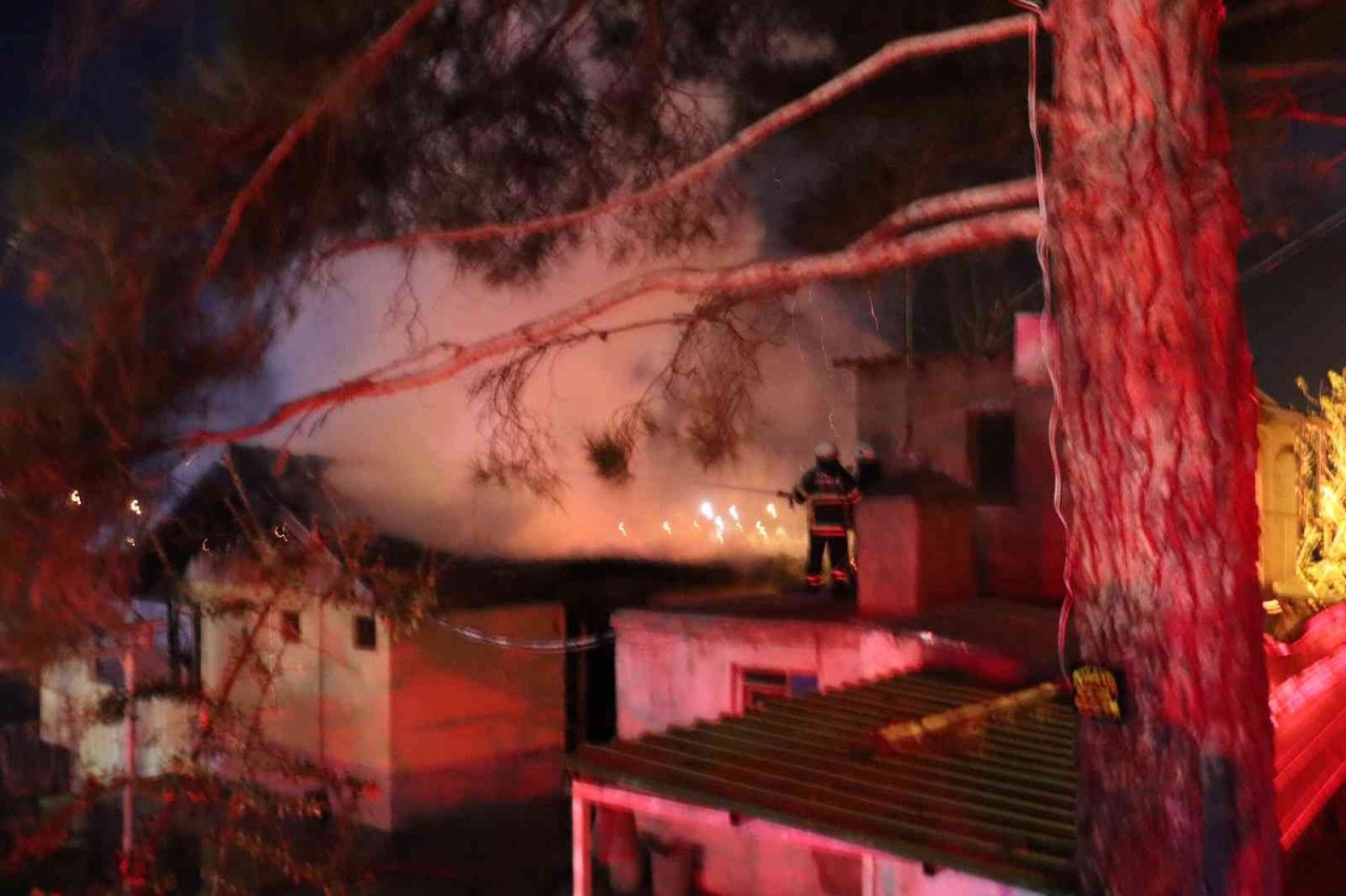 Adana’da işletmecinin müşterisini pompalı tüfek ile vurduğu restoran kundaklandı