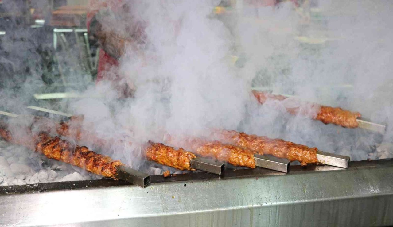 Tescili boru kebabını yemeye yurt dışından bile geliyorlar