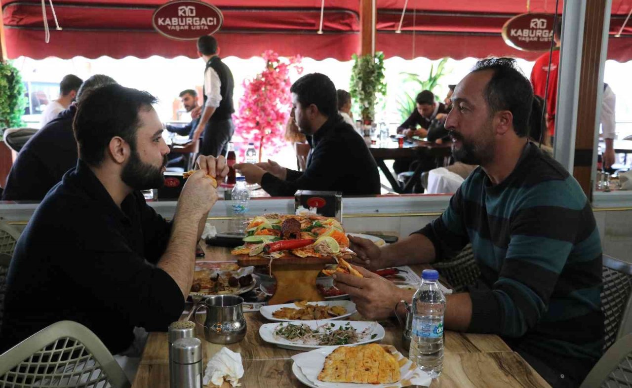 Tescili boru kebabını yemeye yurt dışından bile geliyorlar