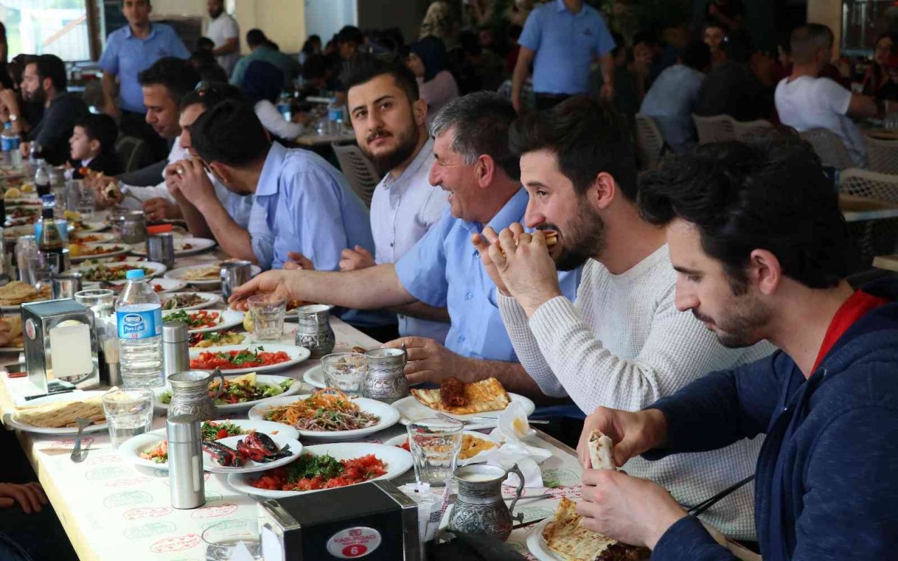 Tescili boru kebabını yemeye yurt dışından bile geliyorlar