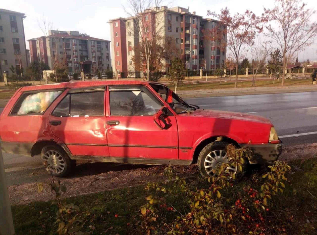 Afyonkarahisar’da tır otomobile çarptı; 3 yaralı