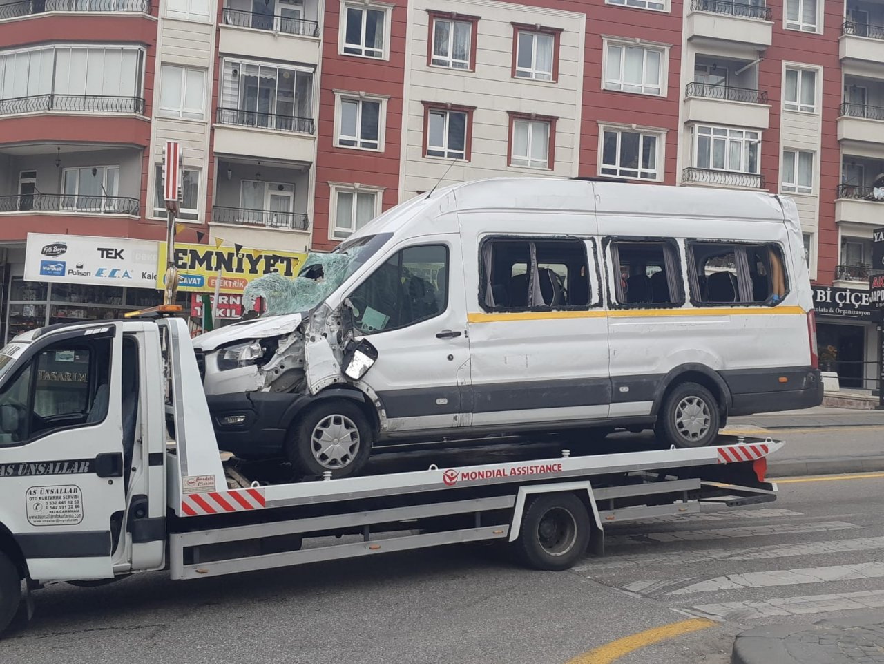 Başkentte okul servisi devrildi, faciadan dönüldü