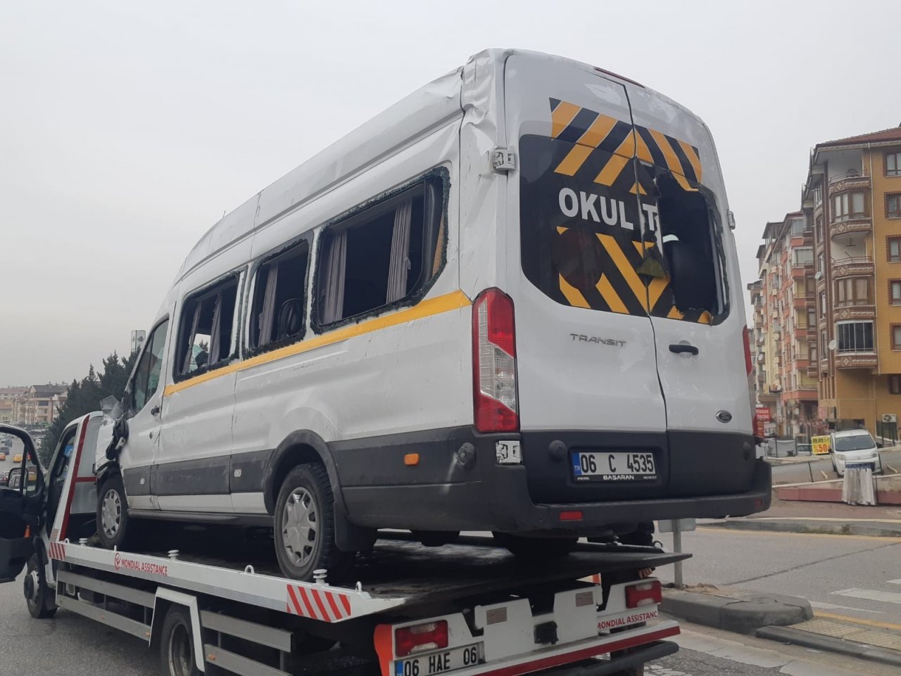 Başkentte okul servisi devrildi, faciadan dönüldü