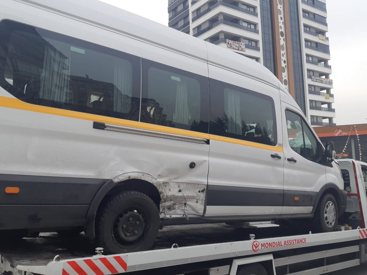 Başkentte okul servisi devrildi, faciadan dönüldü