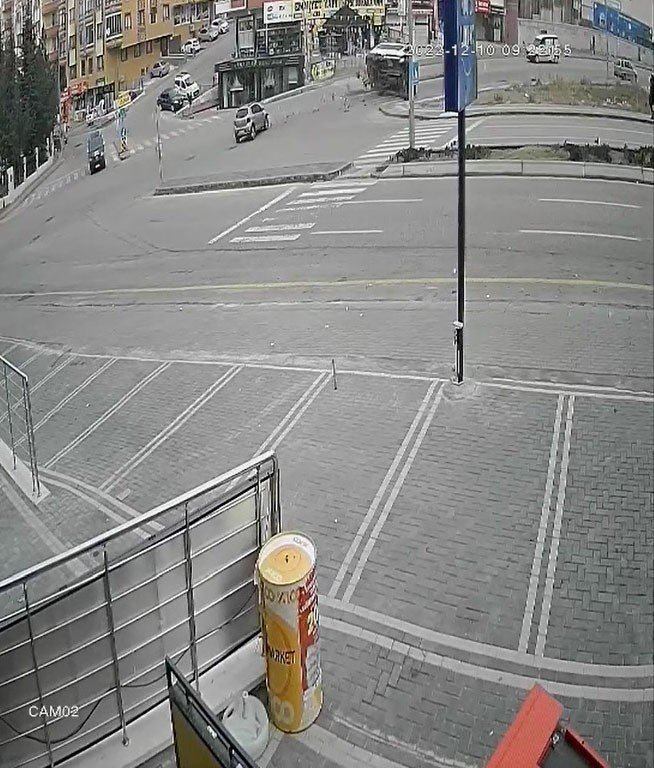 Başkentte okul servisi devrildi, faciadan dönüldü