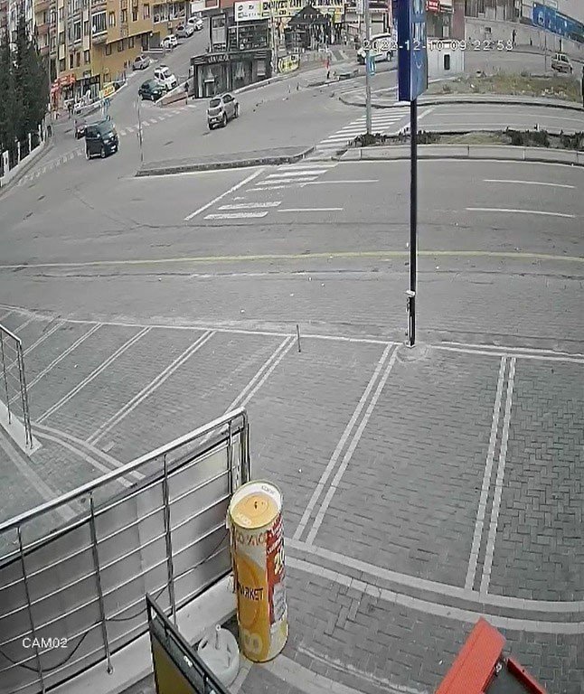 Başkentte okul servisi devrildi, faciadan dönüldü