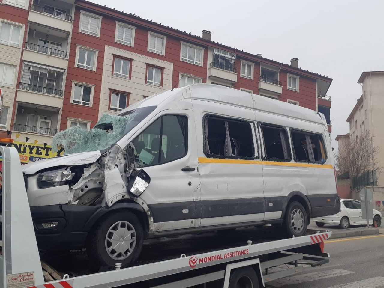 Başkentte okul servisi devrildi, faciadan dönüldü