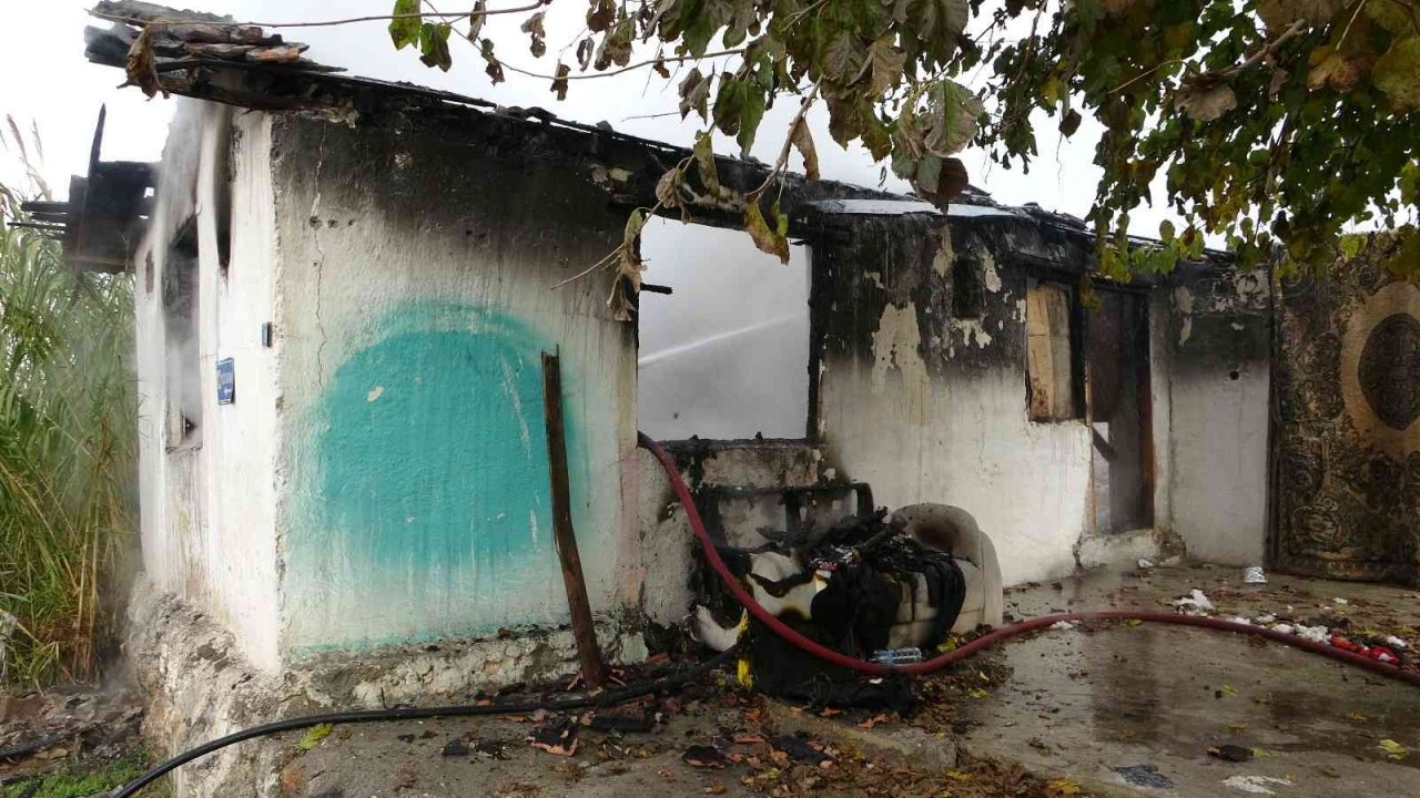 Antalya’da metruk evde çıkan yangın korkuttu