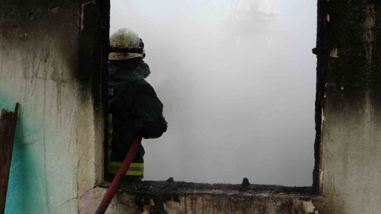 Antalya’da metruk evde çıkan yangın korkuttu