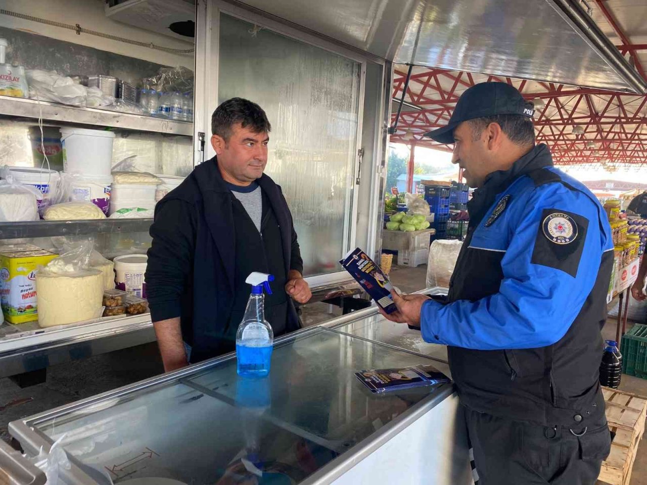 Antalya’da polis ekipleri, pazar esnafını broşür dağıtarak dolandırıcılara karşı uyardı