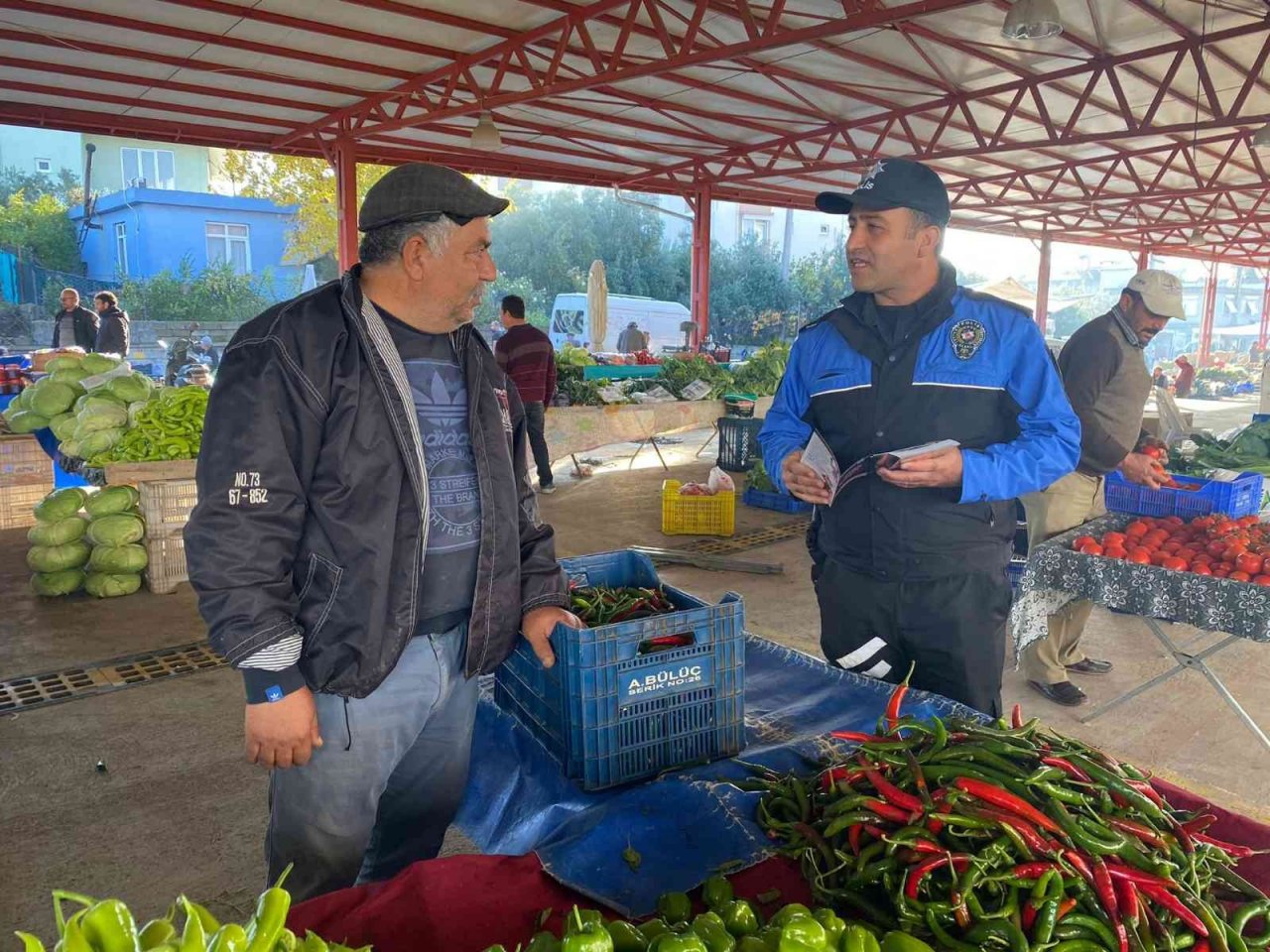 Antalya’da polis ekipleri, pazar esnafını broşür dağıtarak dolandırıcılara karşı uyardı