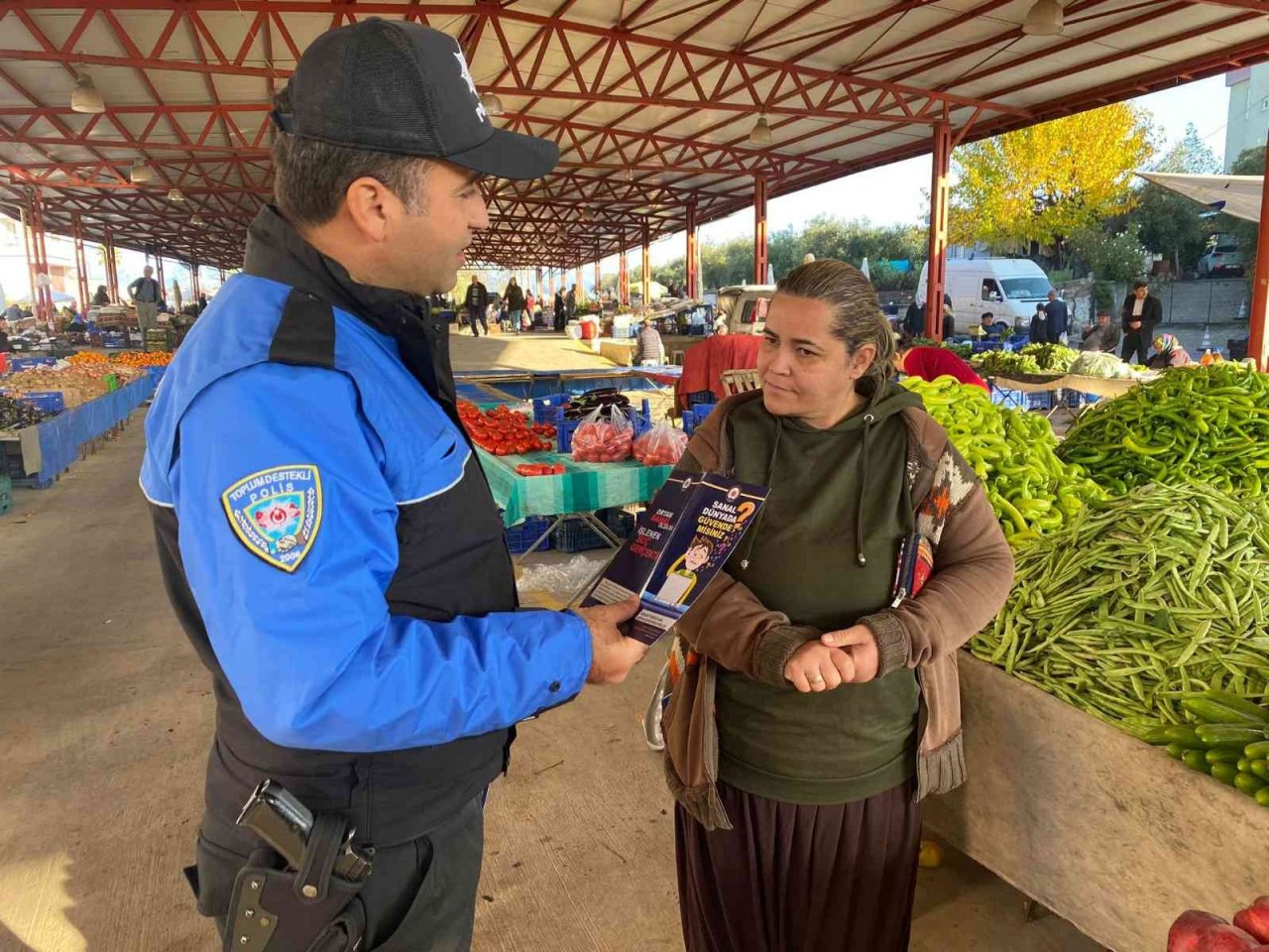 Antalya’da polis ekipleri, pazar esnafını broşür dağıtarak dolandırıcılara karşı uyardı