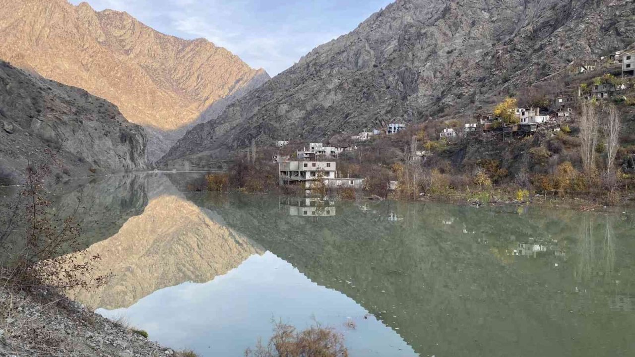 Yusufeli Barajı’nda su seviyesi 47 metreye ulaştı, boşaltılan köylerdeki evler birer birer sular altında kalmaya başladı