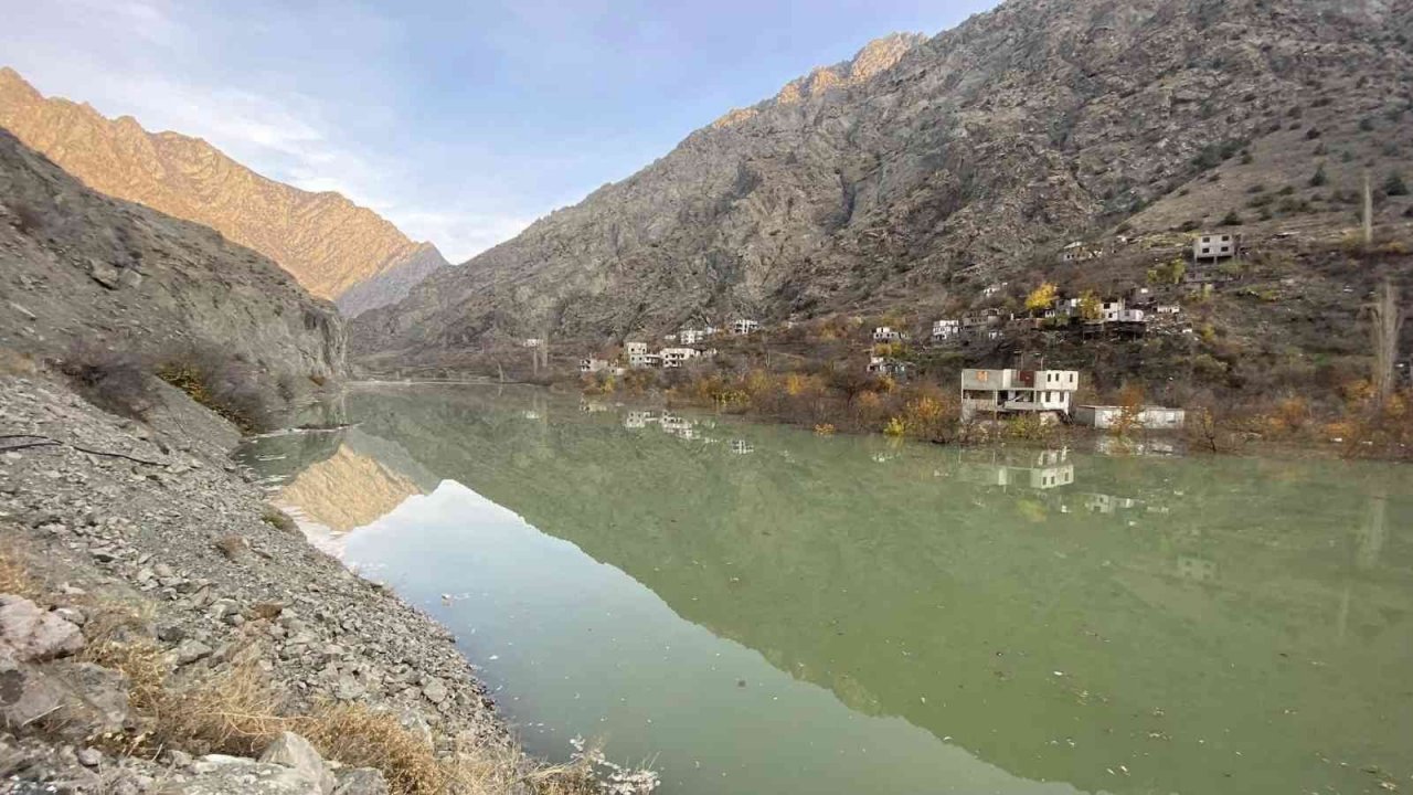 Yusufeli Barajı’nda su seviyesi 47 metreye ulaştı, boşaltılan köylerdeki evler birer birer sular altında kalmaya başladı