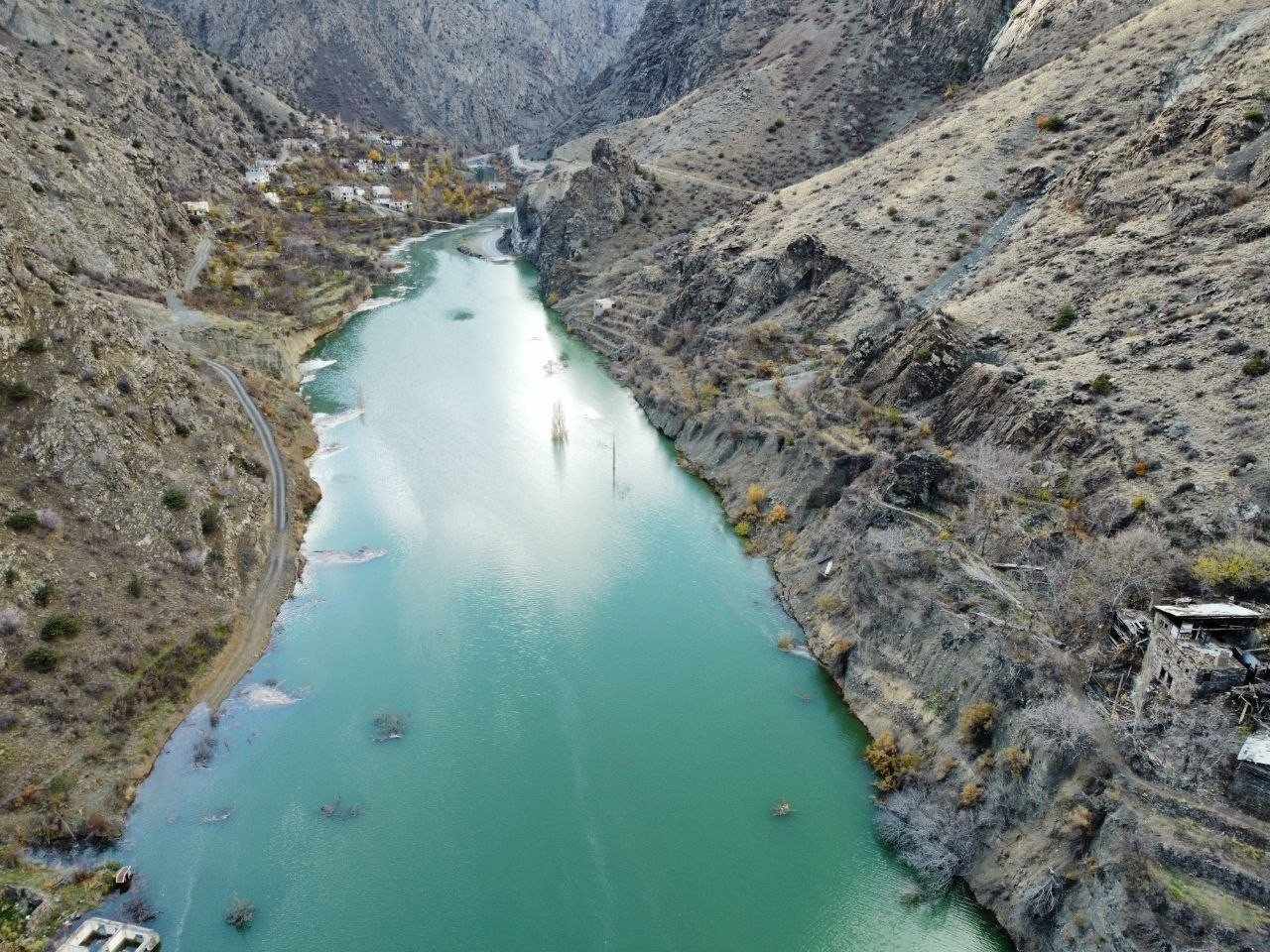 Yusufeli Barajı’nda su seviyesi 47 metreye ulaştı, boşaltılan köylerdeki evler birer birer sular altında kalmaya başladı