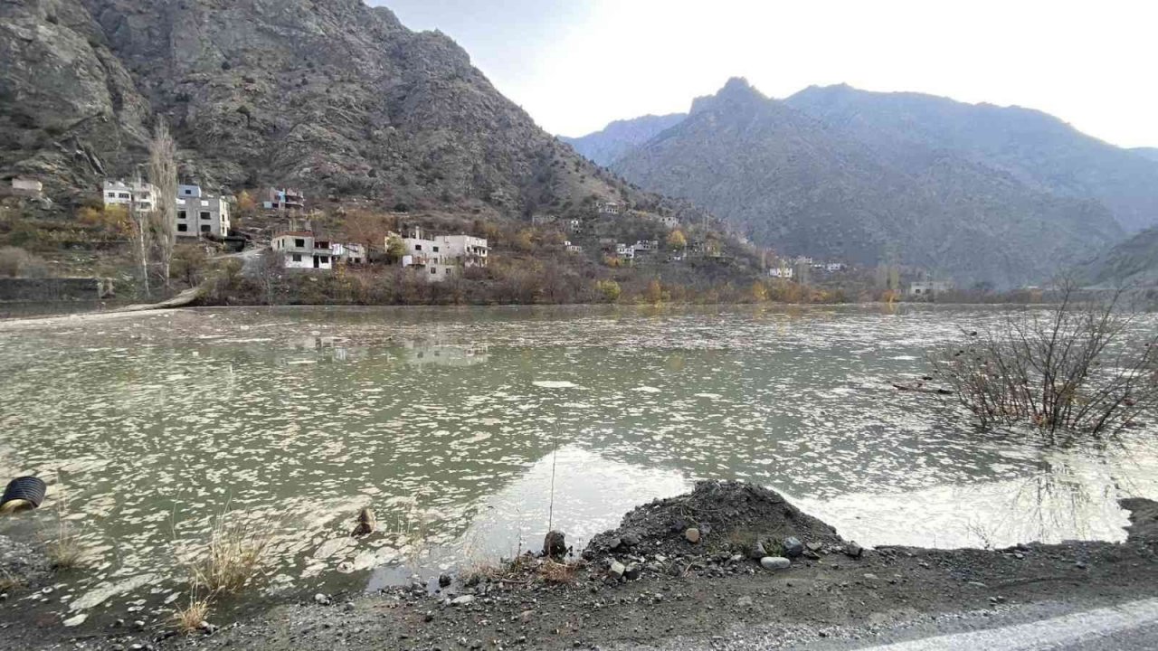 Yusufeli Barajı’nda su seviyesi 47 metreye ulaştı, boşaltılan köylerdeki evler birer birer sular altında kalmaya başladı