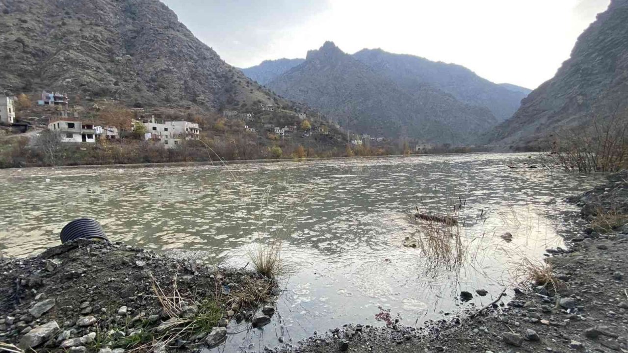 Yusufeli Barajı’nda su seviyesi 47 metreye ulaştı, boşaltılan köylerdeki evler birer birer sular altında kalmaya başladı