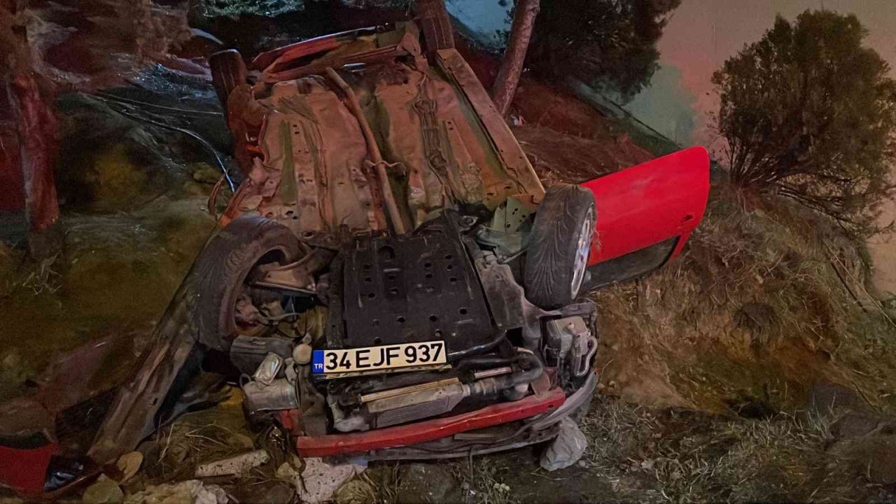 Bağcılar’da kontrolden çıkan otomobil bariyerleri aşıp yol kenarına uçtu: 2 yaralı