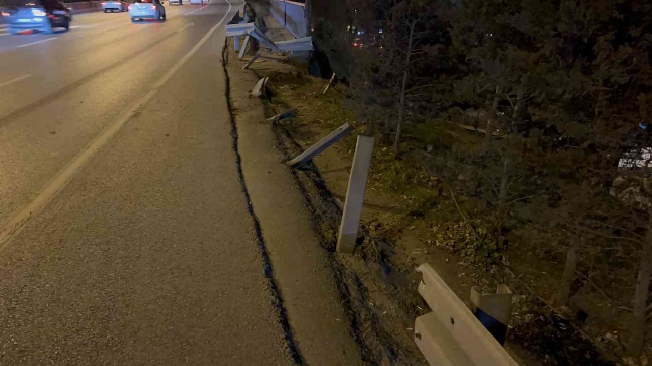 Bağcılar’da kontrolden çıkan otomobil bariyerleri aşıp yol kenarına uçtu: 2 yaralı