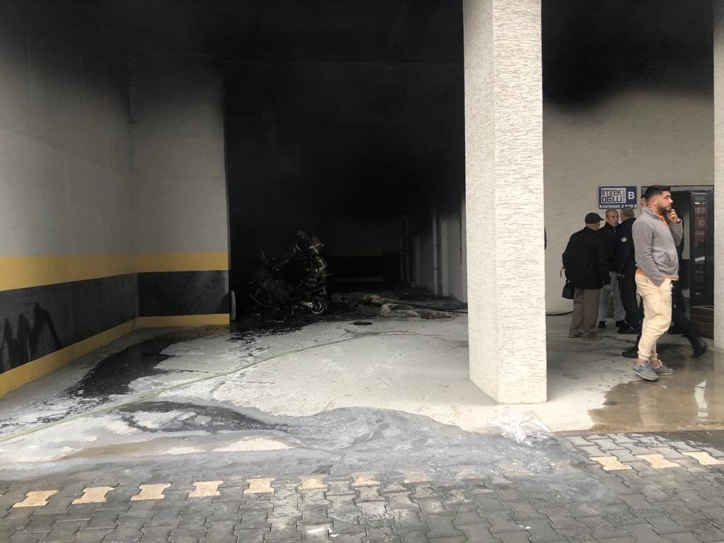 Park halindeki motosikletler alevlere teslim oldu