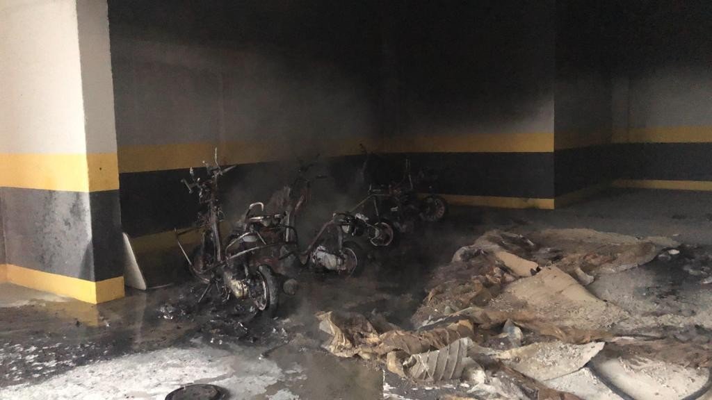 Park halindeki motosikletler alevlere teslim oldu